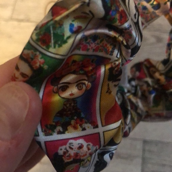 Frida Kahlo Plastic Floral & Gold Hair Clip & 2 Silky Scrunchies Hair Ties Set - Picture 10 of 12